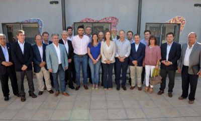 Vidal junt� a una docena de intendentes de todos los palos, y por supuesto hubo foto