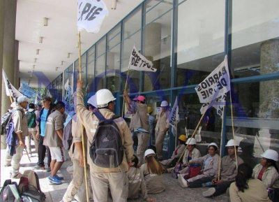 Protesta de personal encargado de la limpieza y saneamiento de arroyos bonaerenses