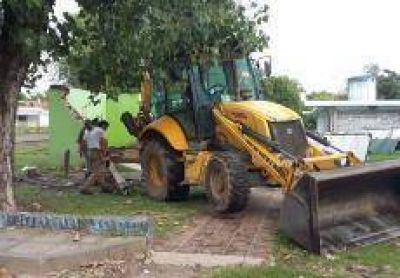 Contin�a el arreglo de ba�os y la demolici�n en el ex Balneario Municipal