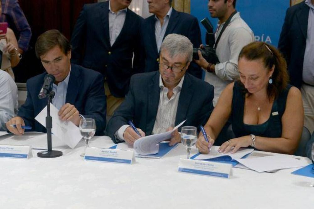 Intendentes bonaerenses firmaron un convenio para fortalecer El Mercado en tu Barrio