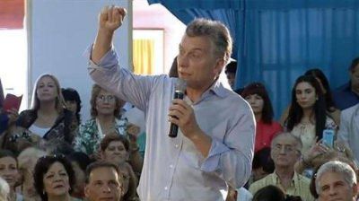 Macri visit� un centro de jubilados tras la marcha atr�s por el aumento: 