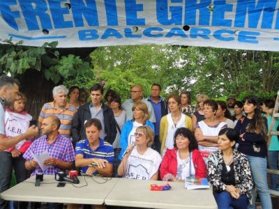 Docentes protestaron en la plaza central por la oferta salarial recibida y la falta de di�logo