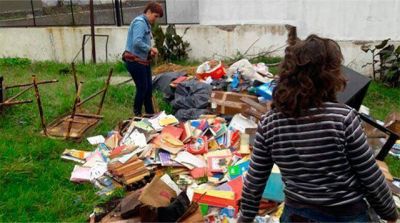  Piden que Baragiola brinde respuestas por los libros tirados a la calle