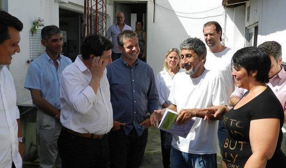 El Frente Renovador calent� motores en una recorrida por Gar�n