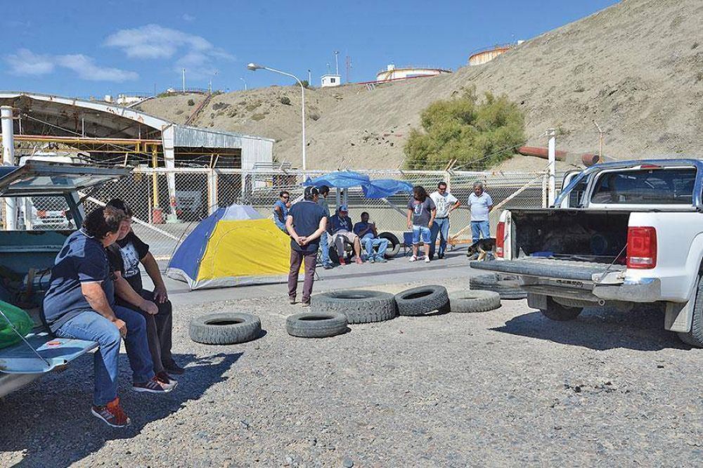 Trabajadores de SP contin�an la toma en playa de tanques