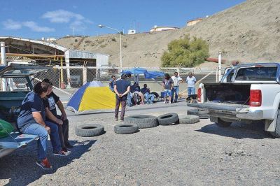 Trabajadores de SP contin�an la toma en playa de tanques