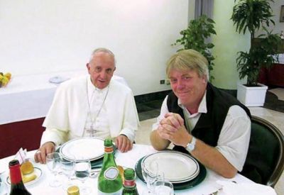 El supuesto vocero del Papa muestra una carta de �l para probar que no hay �mala onda�
