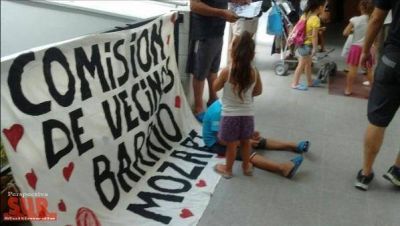 Vecinos del Barrio Mozart realizan una permanencia de protesta en la Comuna