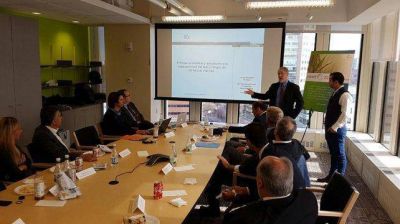Cornejo y Kerchner se reunieron en Boston con especialistas sobre planeamiento y riesgo h�drico