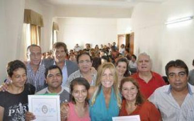 Marisa Fassi entreg� escrituras a vecinos de Ca�uelas