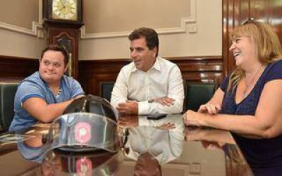 Ritondo recibi� al joven bombero de Jun�n con S�ndrome de Down