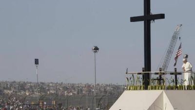 Una estatua de Papa Francisco en la frontera entre M�xico y Estados Unidos