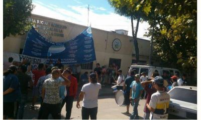Trabajadores tomaron el Sindicato de la Carne y amenazan con cortar Panamericana