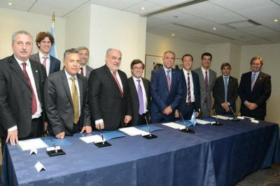Passalacqua en Washington firm� convenio de cooperaci�n federal con el BID