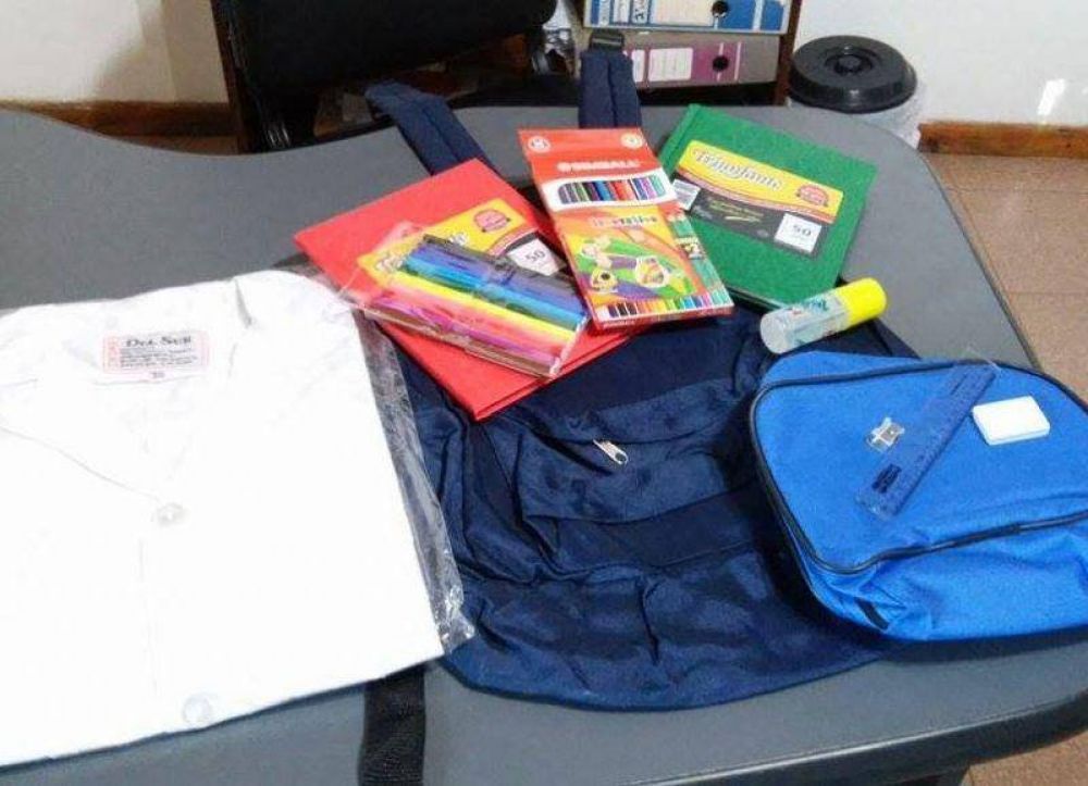 Entrega de mochilas, guardapolvos y �tiles escolares para afiliados de ATE