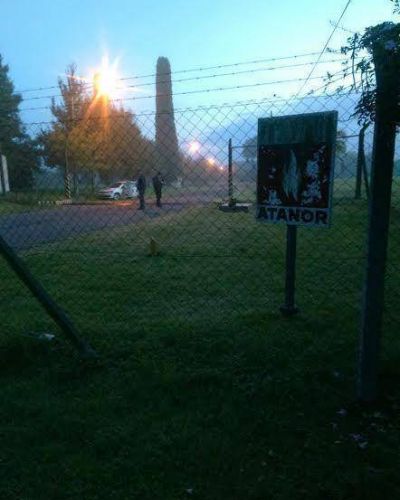 Cerr� Atanor: con un panfleto, despidieron a los 100 trabajadores en la madrugada