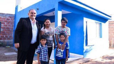 Entregan m�dulos habitacionales en Capital y La Banda