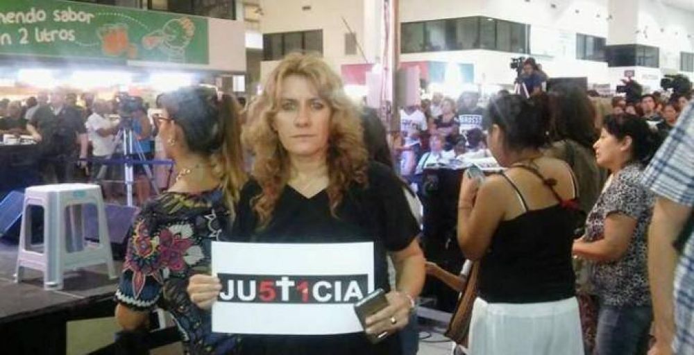 La diputada Lord�n acompa�� a los familiares de la tragedia de Once
