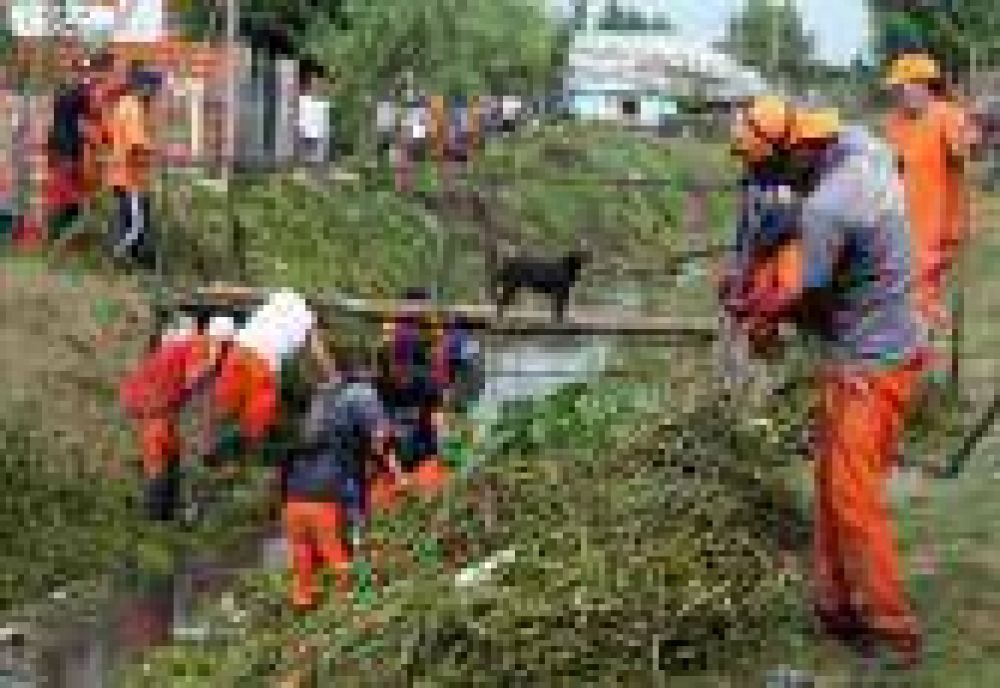 La Plata: Desarrollan importante operativo de limpieza en el Arroyo Regimiento