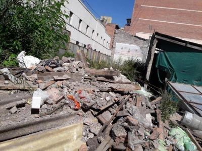 La basura se adue�a de una construcci�n c�ntrica