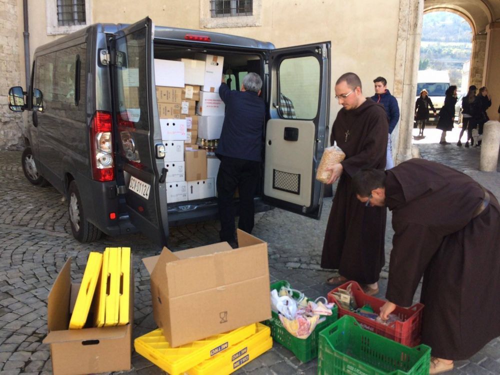 La doble solidaridad del Papa: Compra a damnificados del terremoto y lo regala a sin techo