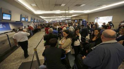 Por asamblea de pilotos, est�n paralizados todos los vuelos en Aeroparque
