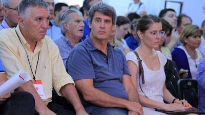 Cumbre radical: Alfonso Prat-Gay reapareci� entre aplausos y se sent� en primera fila
