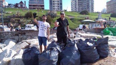 Son amigos y limpian escolleras de Mar del Plata: c�mo colaborar