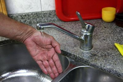  Tambi�n se hizo sentir la falta de agua en distintos barrios platenses