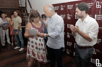 GRINDETTI Y CURUTCHET ENTREG� ESCRITURAS A VECINOS DEL BARRIO SIAM