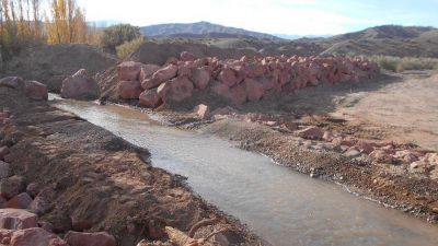 El municipio respondi� que hizo las obras pero el concejal dice que son acequias