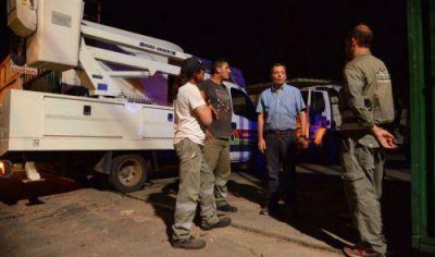 Gray entreg� ayuda social a familias sin electricidad