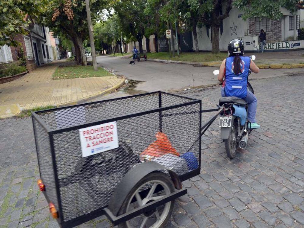 Siguen recorriendo los barrios para recolectar residuos
