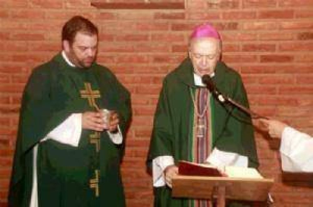 Misa del obispo Marino en la Parroquia de Santa Teresita