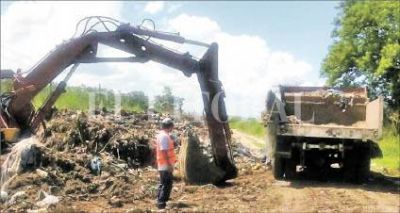 Trabajan en el ordenamiento y limpieza del basural a cielo abierto en Coronda