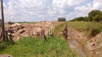Desentuban zanj�n Alsina para mejorar escurrimiento de las aguas en La Emilia