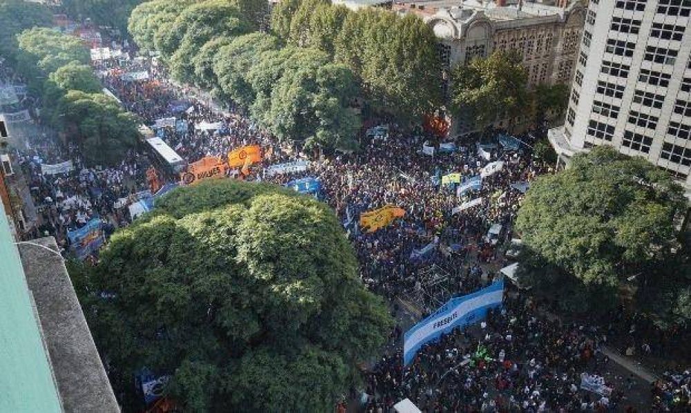 La marcha cegetista a Plaza de Mayo rene a todo el peronismo en el Senado