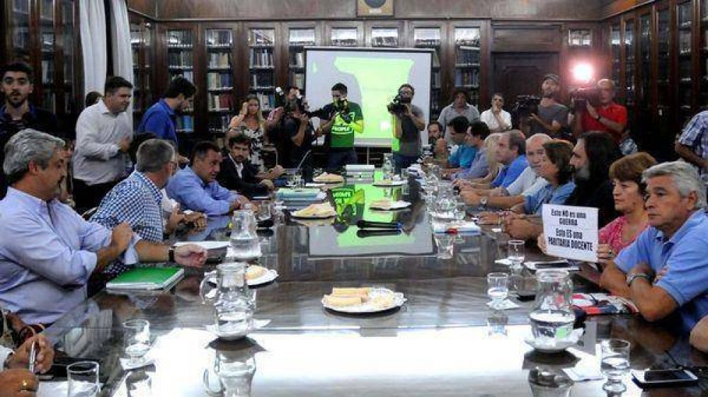 La Provincia mejor� la oferta salarial, pero el paro docente sigue en pie