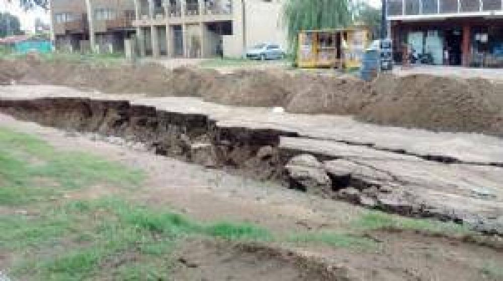 Soluci�n parcial al socav�n que se produjo en un tramo de avenida 10, tras la lluvia