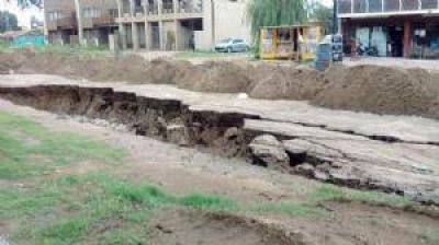 Soluci�n parcial al socav�n que se produjo en un tramo de avenida 10, tras la lluvia