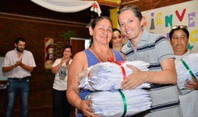 El Municipio entreg� m�s de 7500 guardapolvos