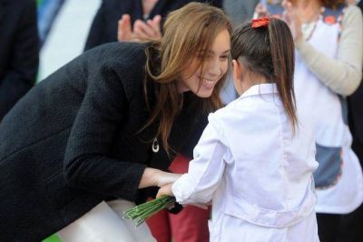 Docentes voluntarios: Vidal convocar� a �sesenta mil personas� que se ofrecieron para dar apoyo escolar