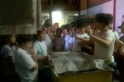 La producci�n artesanal de papel reciclado es un atractivo para estudiantes