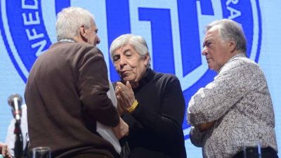 Con aval de Luis Barrionuevo y Hugo Moyano, la CGT se endurece con el Gobierno