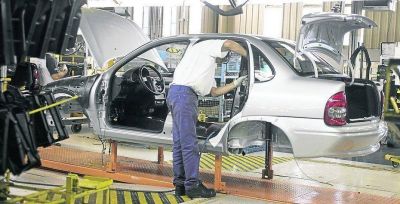 Pese a la suba de las ventas, las automotrices suspenden a casi 1.000 operarios