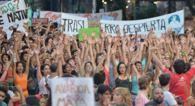Masiva y diversa marcha en defensa del bosque nativo