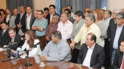 Reuni�n cumbre de la Mesa de Di�logo con la gobernadora por el tema salarial