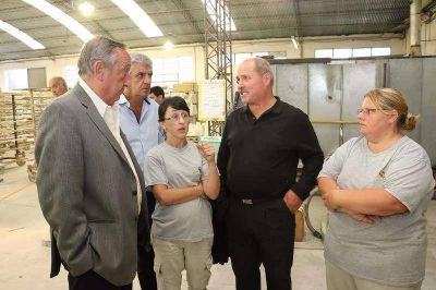 Lunghi junto a trabajadores de cer�mica blanca: �son un ejemplo de trabajo y esfuerzo�