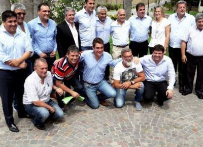 El primer retiro de los legisladores de Cambiemos arranc� con exposici�n de ministros, asado y picado