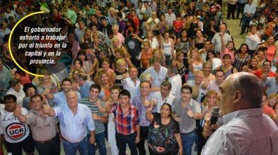 Colombi repite ritual de actos y se pone la campa�a al hombro